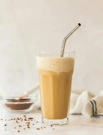 Frappe selber machen mit cremigem Café Frappé, Instantkaffee, Milch und Eiswürfeln
