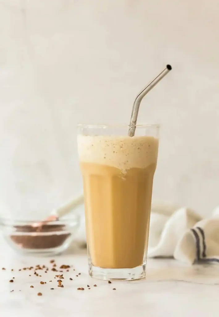 Frappe selber machen mit cremigem Café Frappé, Instantkaffee, Milch und Eiswürfeln