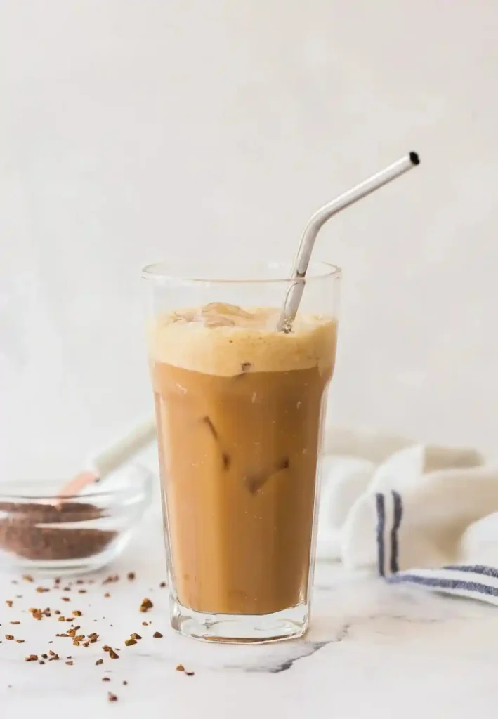 Frappe selber machen als erfrischender Café Frappé mit Eiswürfeln, Kaffeeschaum und Instantkaffee
