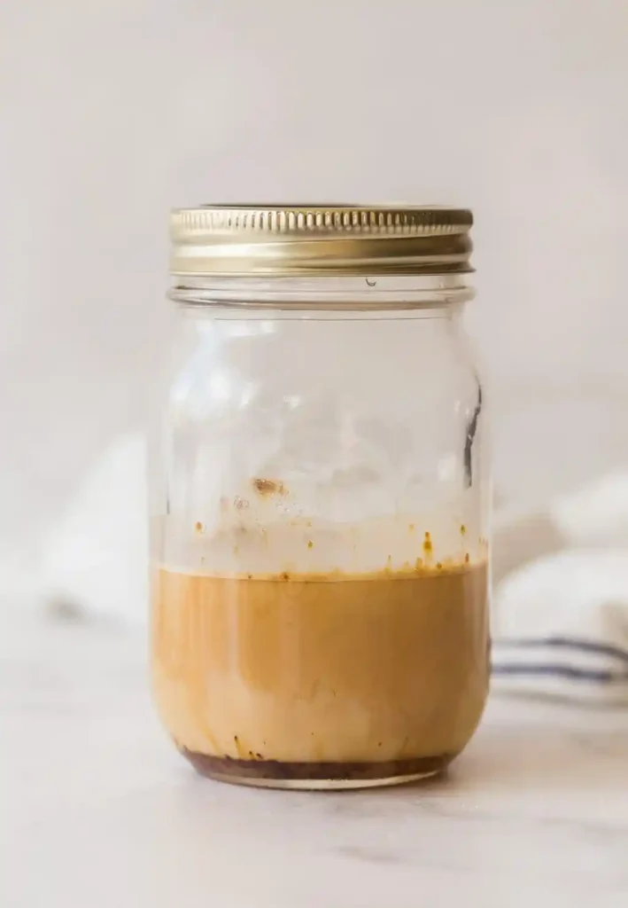 Frappe selber machen im Schraubglas mit Instantkaffee, Milch, Zucker und kaltem Wasser