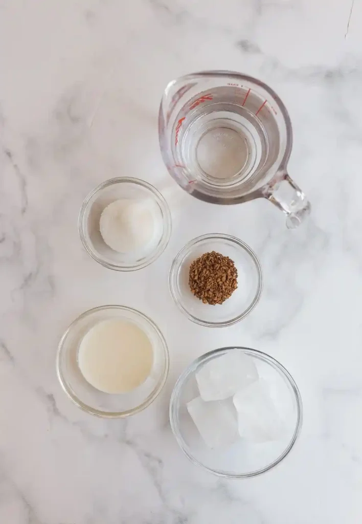 Frappe Zutaten für Café Frappé Rezept mit Instantkaffee, kaltem Wasser, Milch, Zucker und Eiswürfeln