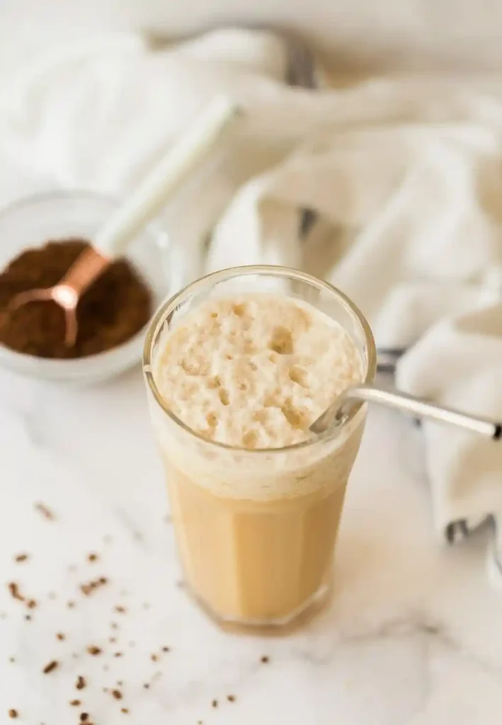 Café Frappé Rezept von oben mit cremigem Kaffeeschaum, Instantkaffee, Milch und Eiswürfeln