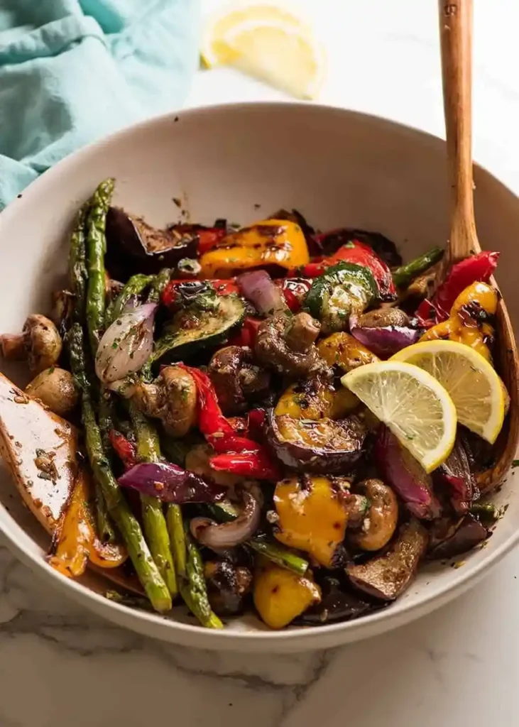 Mariniertes Grillgemüse mit Paprika, Zucchini, Aubergine, Spargel, Champignons, roten Zwiebeln und Zitrone