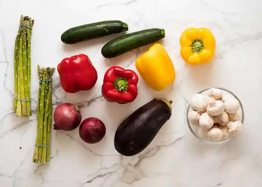 Gemüse für den Grill mit Paprika, Zucchini, Aubergine, Spargel, Champignons und roten Zwiebeln für Grillgemüse Rezept