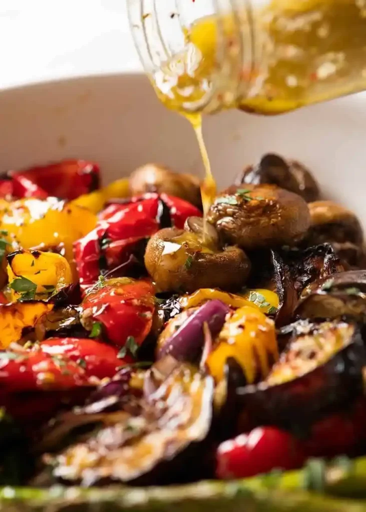 Mariniertes Grillgemüse mit Paprika, Aubergine, Champignons und Zwiebeln wird mit Marinade verfeinert