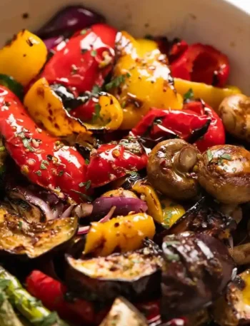 Grillgemüse Rezept mit mariniertem Gemüse, Paprika, Zucchini, Aubergine, Champignons und Zwiebeln vom Grill