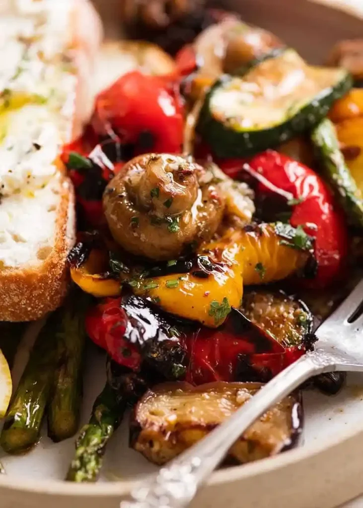 Gegrilltes Gemüse mit Paprika, Zucchini, Aubergine, Champignons und Spargel als mariniertes Grillgemüse Rezept