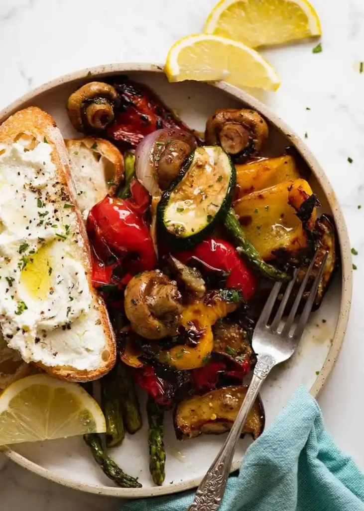 Gegrilltes Gemüse mit Paprika, Zucchini, Spargel, Champignons und Brot als Grillgemüse Rezept mit Marinade