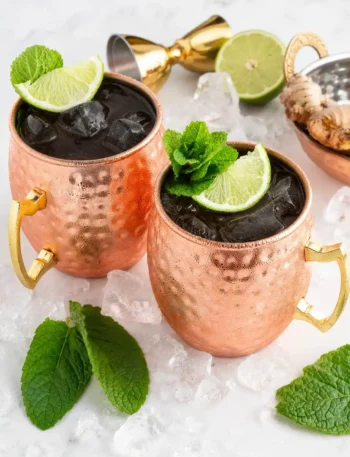 Moscow Mule Rezept original alkoholfrei mit Ginger Beer, Limette, Minze und Eis im Kupferbecher