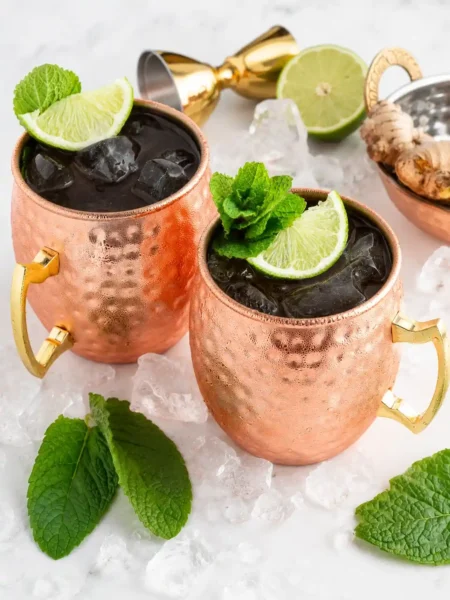 Moscow Mule Rezept original alkoholfrei mit Ginger Beer, Limette, Minze und Eis im Kupferbecher