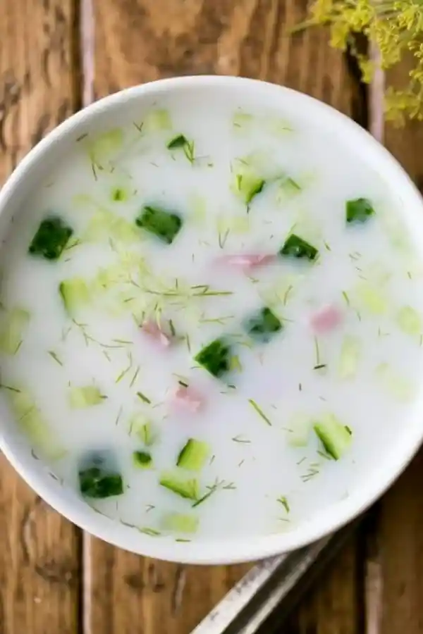 Okroschka Rezept Original von oben mit Gurken, Dill, Schinken und kalter Sahne-Brühe