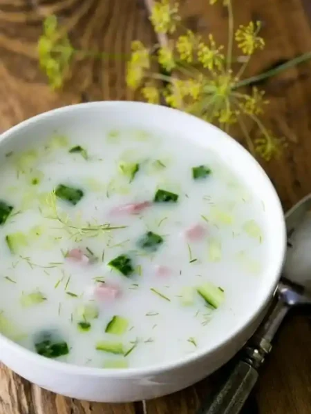 Okroschka Rezept Original als russische kalte Suppe mit Gurken, Schinken, Dill und saurer Sahne