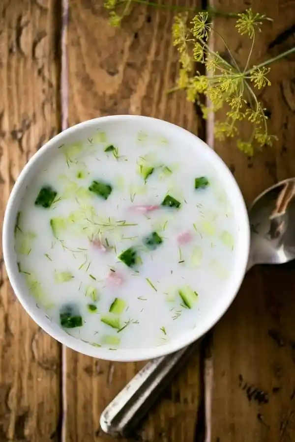 Okroschka Rezept Original serviert in einer Schale als russische kalte Suppe mit Gurken, Schinken und Dill