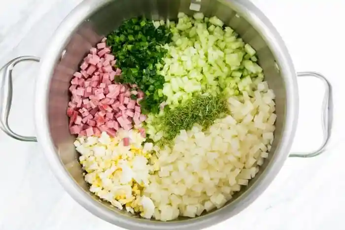 Okroschka Rezept Original mit Kartoffeln, Gurken, Eiern, Schinken, Dill und Frühlingszwiebeln im Topf