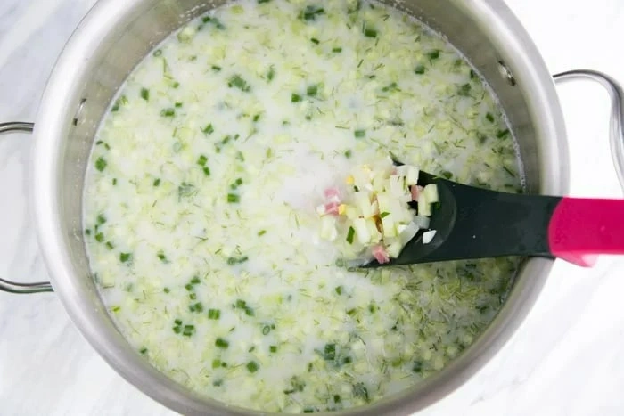 Okroschka Rezept Original fertig im Topf als russische kalte Suppe mit Gurken, Kartoffeln, Eiern, Schinken und Dill
