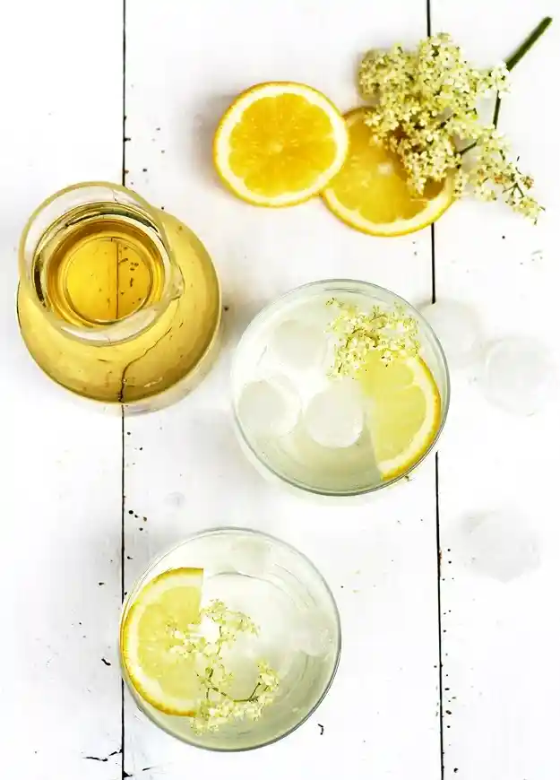 Holunderblütensirup Rezept mit Zitronen, Holunderblüten und erfrischendem Getränk zum selber machen
