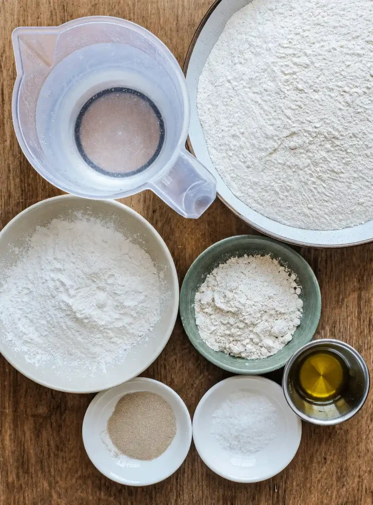 Zutaten für Pinsa Rezept mit Pinsa Teig aus Mehl, Reismehl, Hefe, Salz, Wasser und Olivenöl