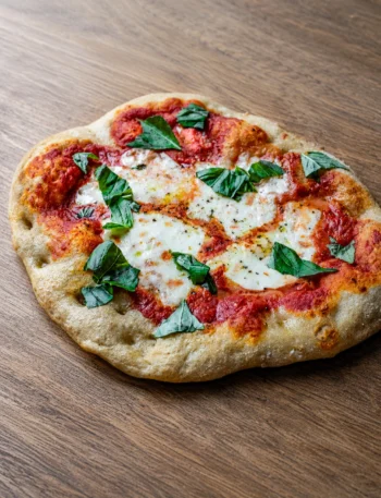 Pinsa Rezept mit luftigem Pinsa Teig, Tomaten, Mozzarella und Basilikum als klassische Pinsa Romana