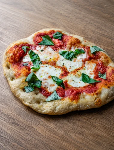 Pinsa Rezept mit luftigem Pinsa Teig, Tomaten, Mozzarella und Basilikum als klassische Pinsa Romana