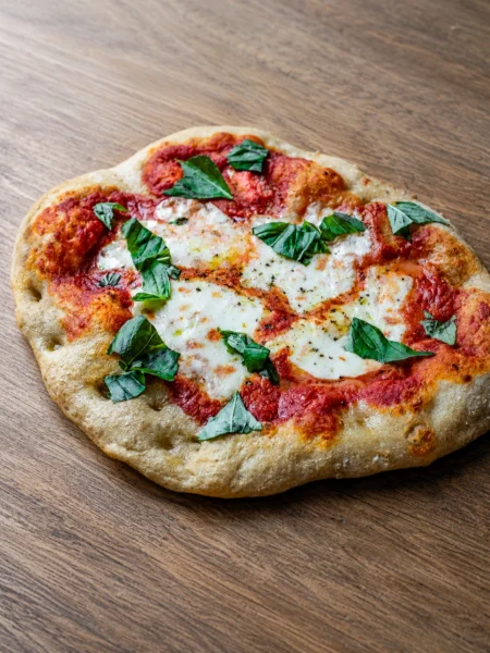 Pinsa Rezept mit luftigem Pinsa Teig, Tomaten, Mozzarella und Basilikum als klassische Pinsa Romana