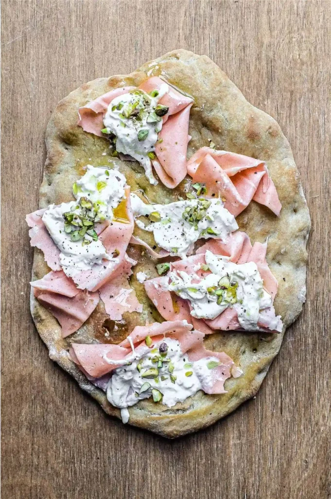 Pinsa Rezept mit luftigem Pinsa Teig, Mortadella, Burrata und Pistazien als kreative Pinsa Belag Idee