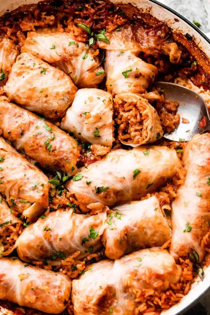 Sarma Rezept original mit Reis und Hackfleisch, angeschnittene serbische Sarma mit saftiger Füllung