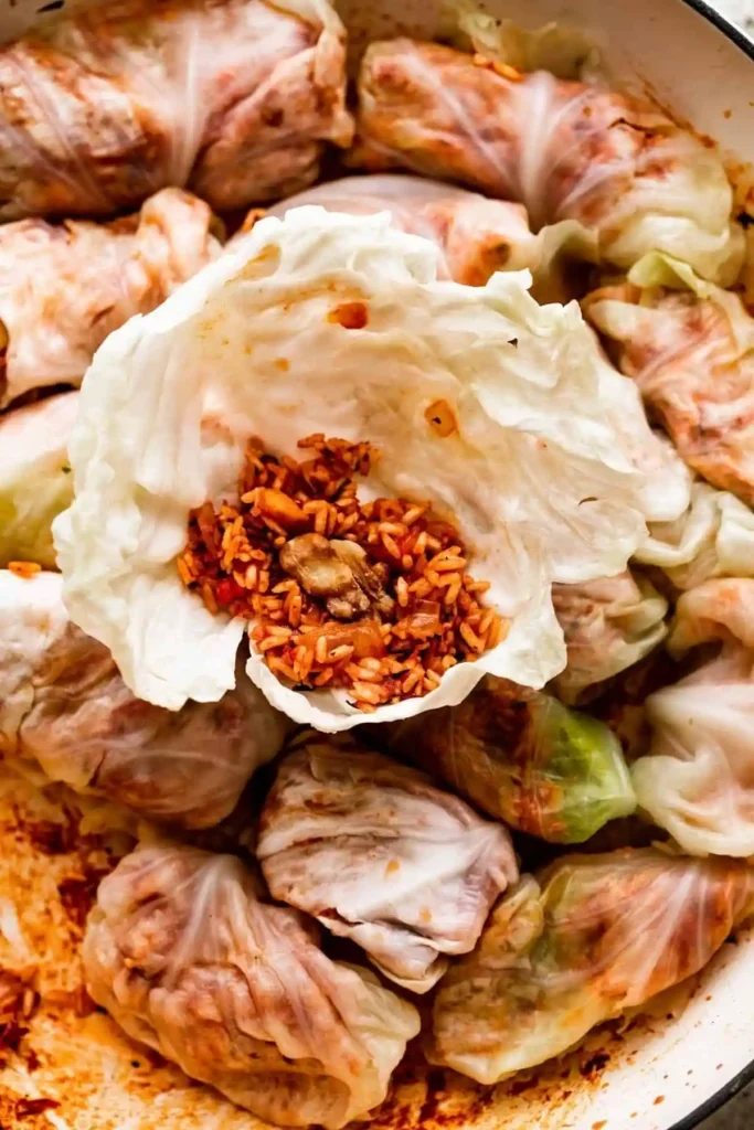 Sarma Rezept original mit Reis und Hackfleisch Füllung in Kohlblatt als serbische Sarma Schritt für Schritt