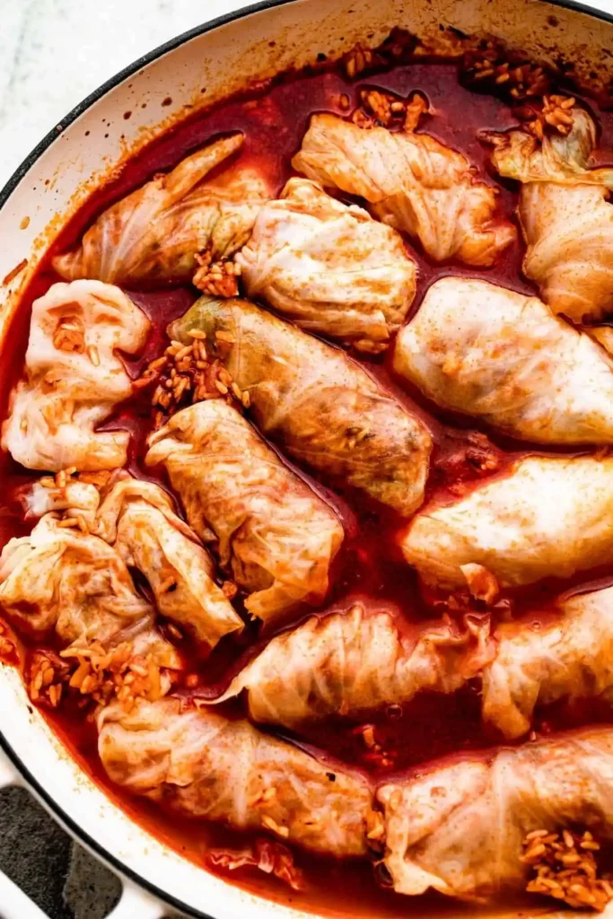 Sarma Rezept original mit Reis und Hackfleisch in roter Paprika-Sauce als serbische Sarma im Bräter