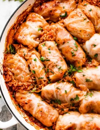 Sarma Rezept original mit Reis und Hackfleisch in würziger Sauce als serbische Sarma im Bräter