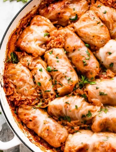 Sarma Rezept original mit Reis und Hackfleisch in würziger Sauce als serbische Sarma im Bräter