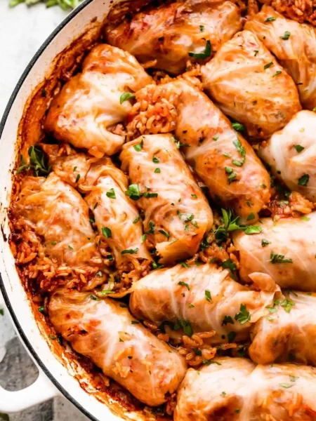 Sarma Rezept original mit Reis und Hackfleisch in würziger Sauce als serbische Sarma im Bräter