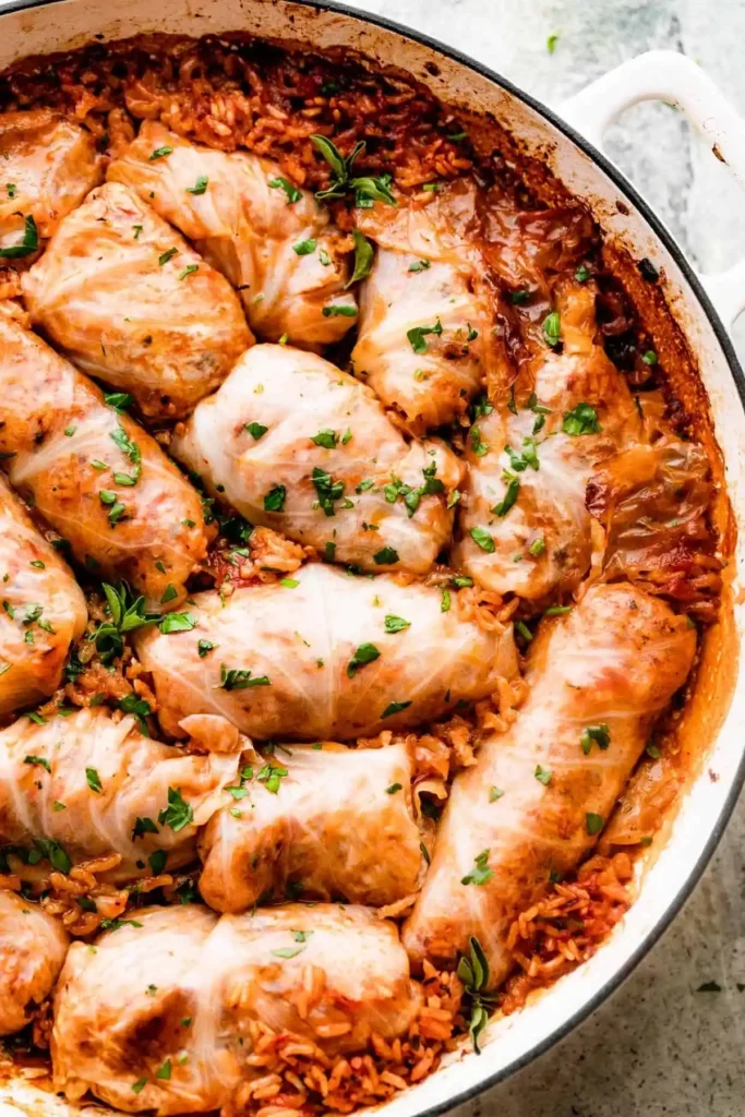 Sarma Rezept original mit Reis und Hackfleisch als serbische Sarma im Bräter mit Petersilie