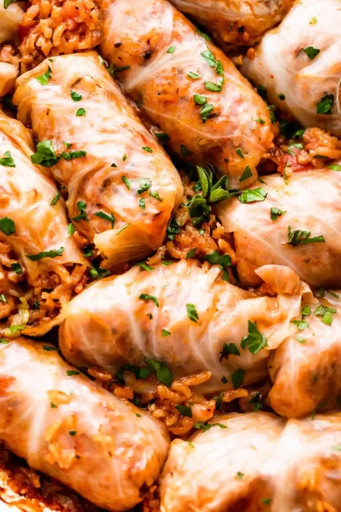 Sarma Rezept original mit Reis und Hackfleisch als serbische Sarma mit zarten Kohlrouladen und Paprika-Sauce