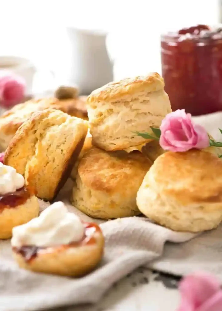 Scones Rezept original englisch mit frisch gebackenen fluffigen Scones, Marmelade und Cream zur Tea Time
