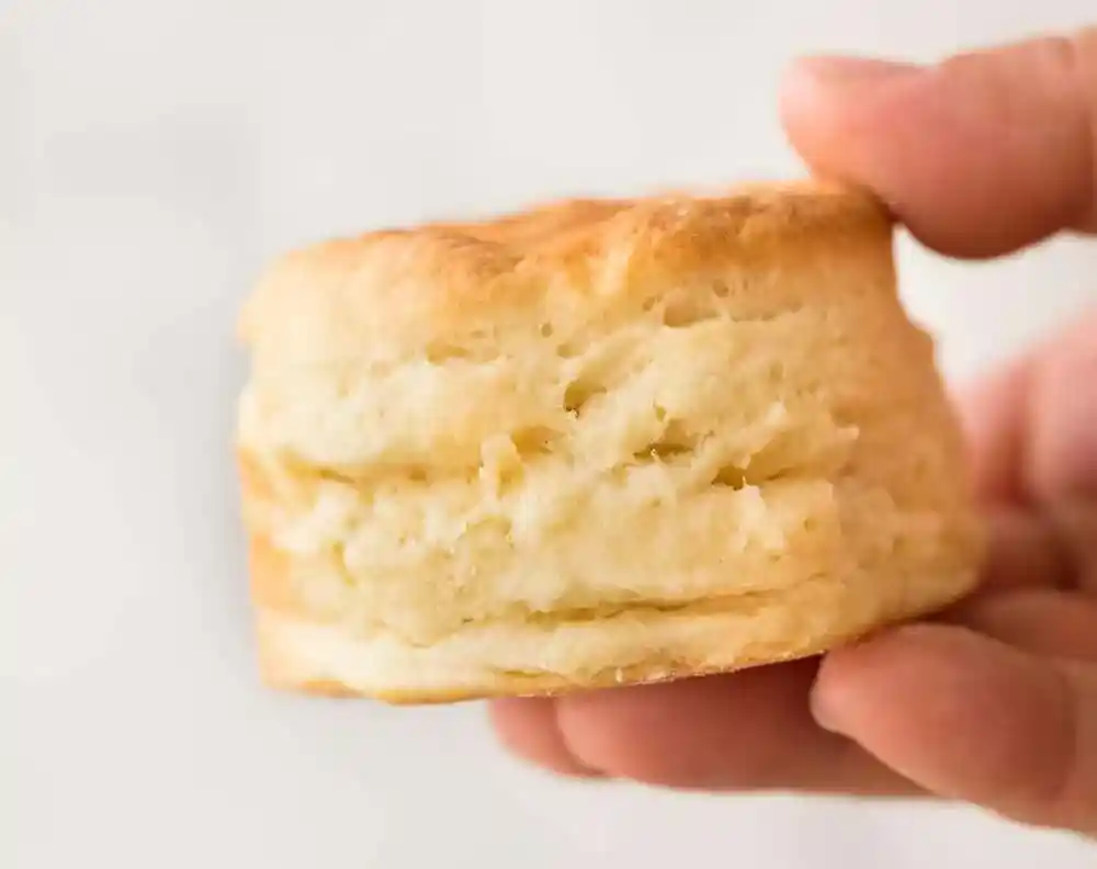 Scones Rezept original englisch mit fluffigem Scone und weicher, luftiger Krume nach dem Backen