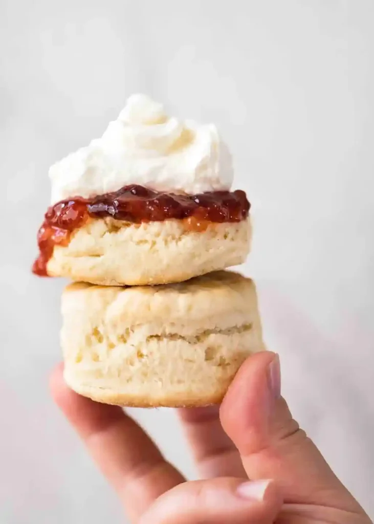 Scones Rezept original englisch mit fluffigen Scones, Erdbeermarmelade und Cream klassisch serviert