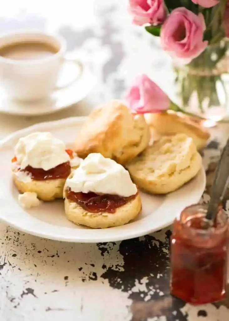Scones Rezept original englisch mit Marmelade und Cream, serviert zur klassischen Tea Time