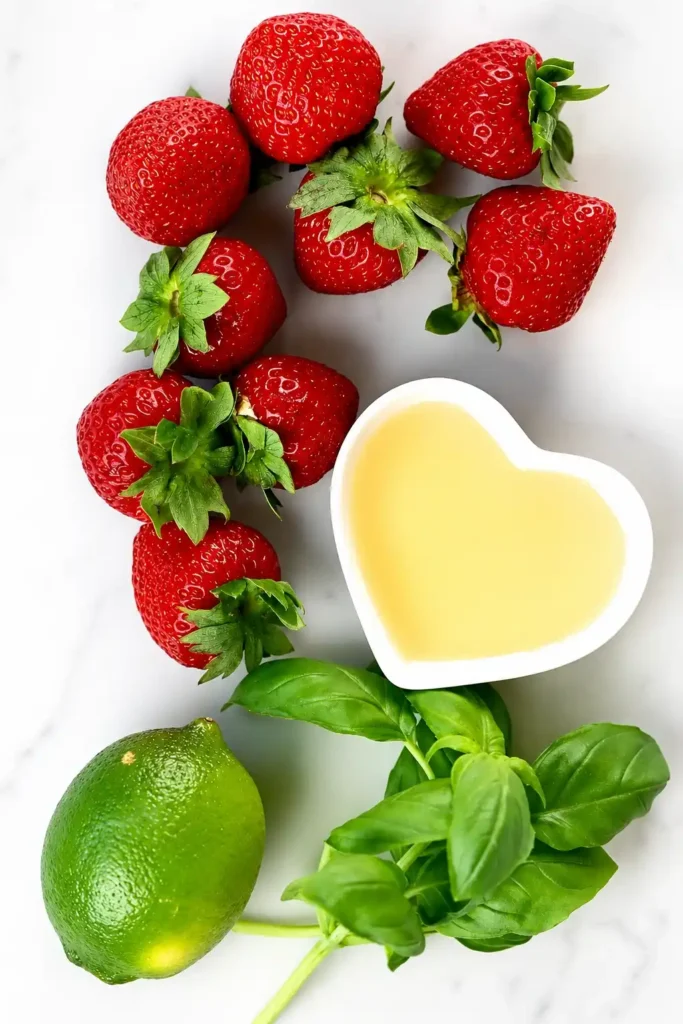 Zutaten für Erdbeerlimes alkoholfrei mit frischen Erdbeeren, Limette, Basilikum und Honig