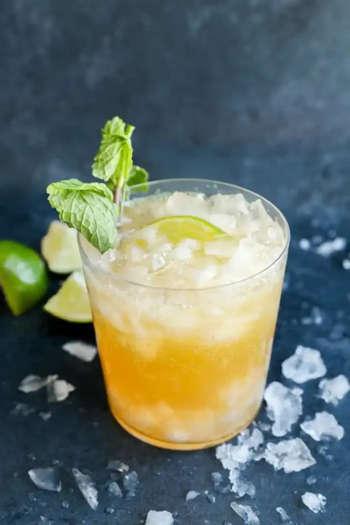 Ipanema alkoholfrei im Glas mit Limette, Maracujasaft, Ginger Ale, Crushed Ice und frischer Minze
