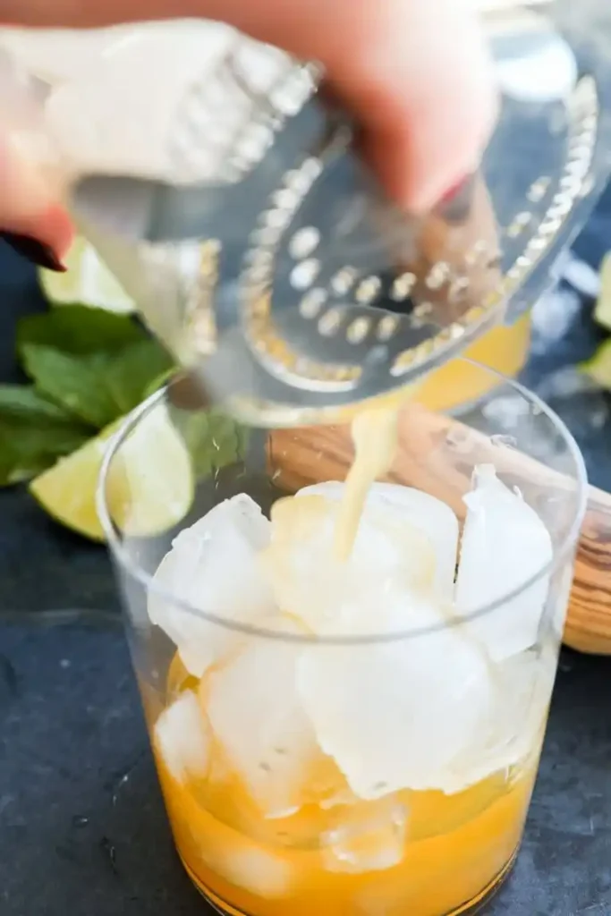 Ipanema Cocktail alkoholfrei zubereiten mit Maracujasaft, Eiswürfeln, Limette und Ginger Ale