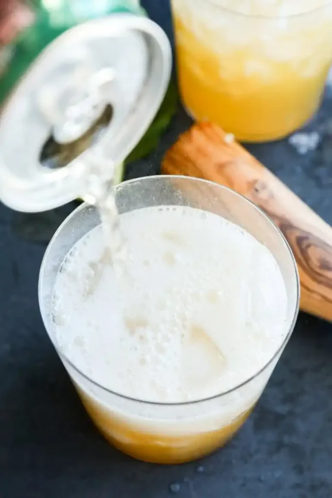 Ipanema Cocktail alkoholfrei mit Ginger Ale auffüllen, Maracujasaft, Eiswürfeln und Limette