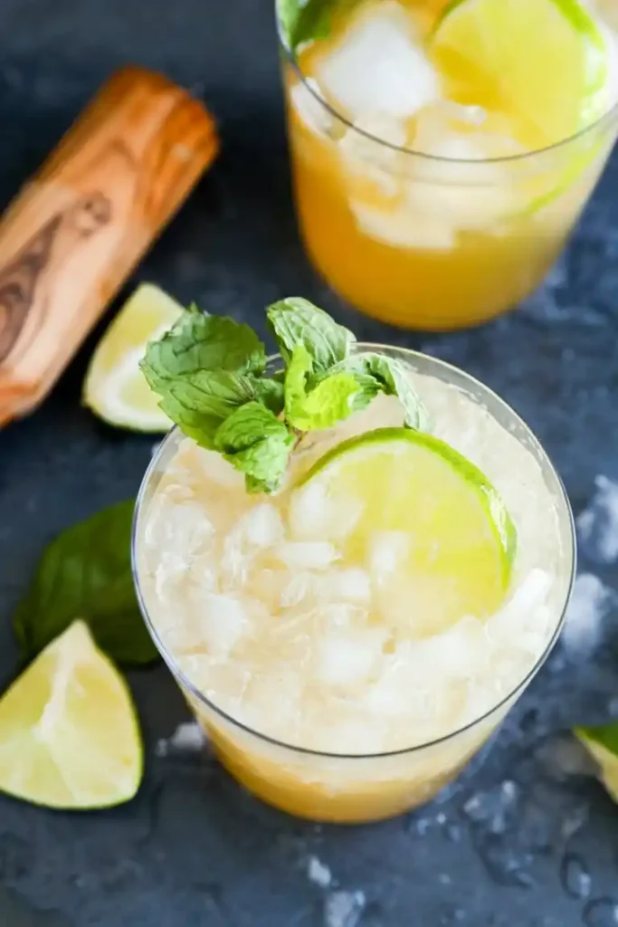 Ipanema Cocktail ohne Alkohol mit Limette, Minze, Crushed Ice, Maracujasaft und Ginger Ale
