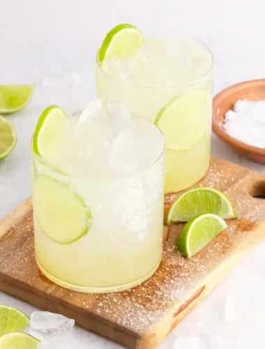 Zwei Gläser Margarita ohne Alkohol mit Eiswürfeln, Limettenscheiben und grobem Meersalz
