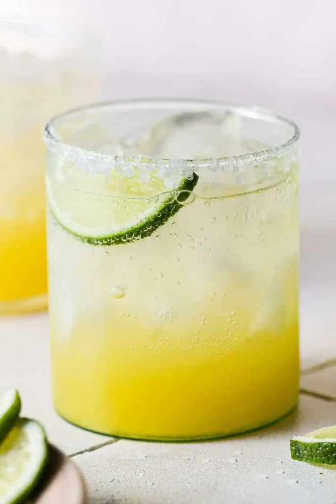 Spritzige Margarita ohne Alkohol mit Limettenscheibe, Kohlensäure und klassischem Salzrand