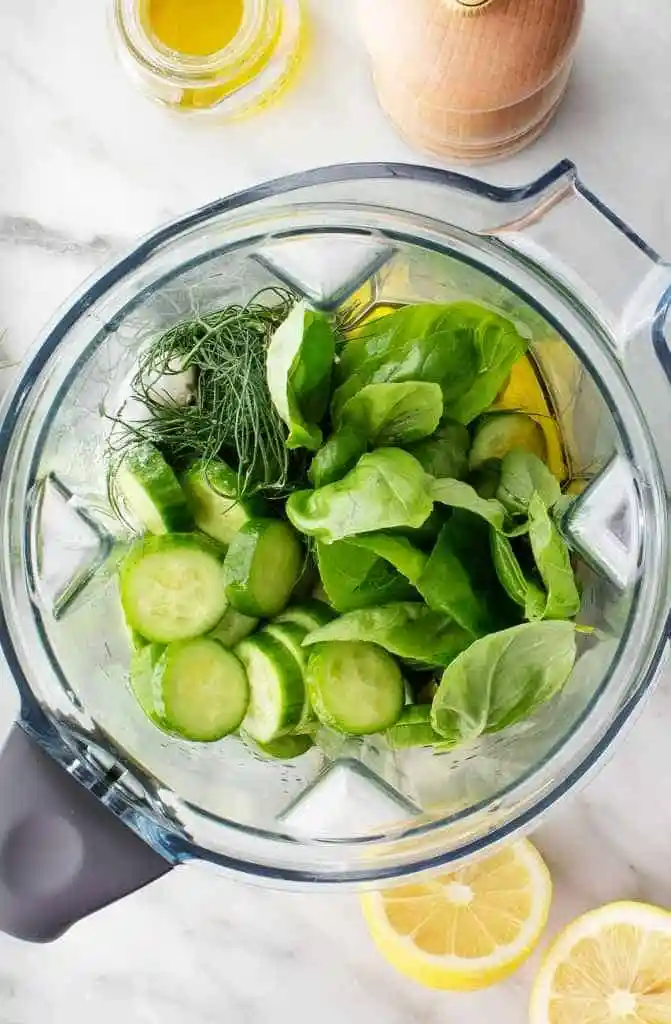Gurken, Dill und Basilikum im Mixer für Omas kalte Gurkensuppe mit Joghurt