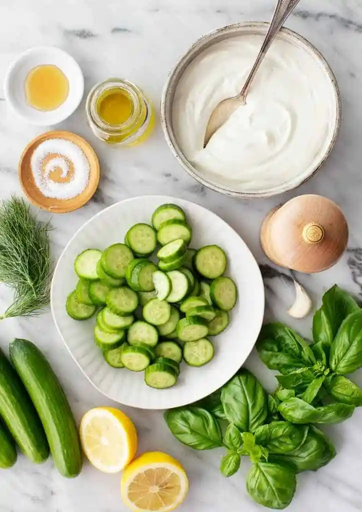 Zutaten für Omas kalte Gurkensuppe mit Joghurt mit Gurken, Kräutern, Zitrone und Joghurt