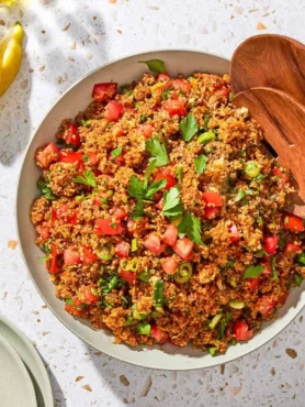 Türkischer Bulgursalat Kısır mit Tomaten, Petersilie und Frühlingszwiebeln in einer Schüssel