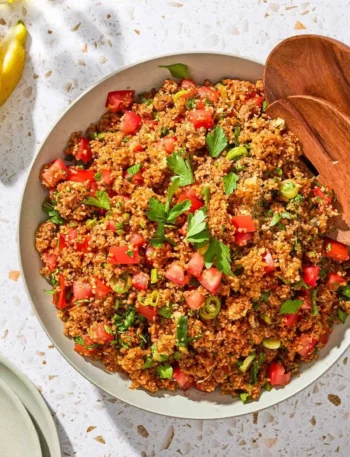 Türkischer Bulgursalat Kısır mit Tomaten, Petersilie und Frühlingszwiebeln in einer Schüssel