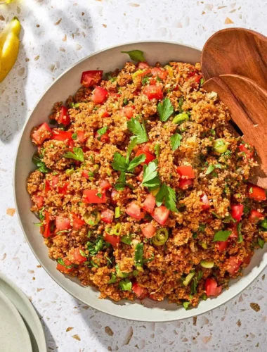 Türkischer Bulgursalat Kısır mit Tomaten, Petersilie und Frühlingszwiebeln in einer Schüssel