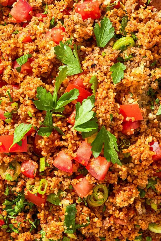 Nahaufnahme von türkischem Bulgursalat Kısır mit feinem Bulgur, Tomaten, Petersilie und Frühlingszwiebeln